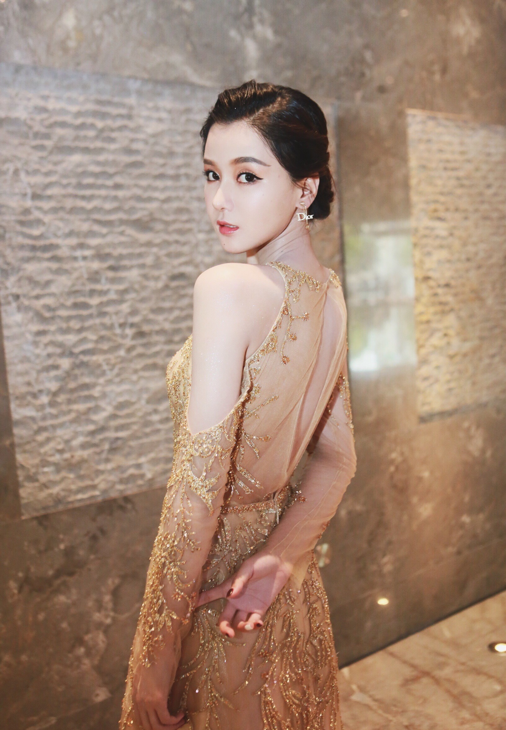 Những màn thiên nga hóa vịt xấu xí chỉ bởi vì quên mở ứng dụng làm đẹp của các hot girl Trung Quốc